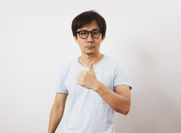 一名成年中国男子身穿t恤，戴着眼镜，站在白色背景下。图片下载