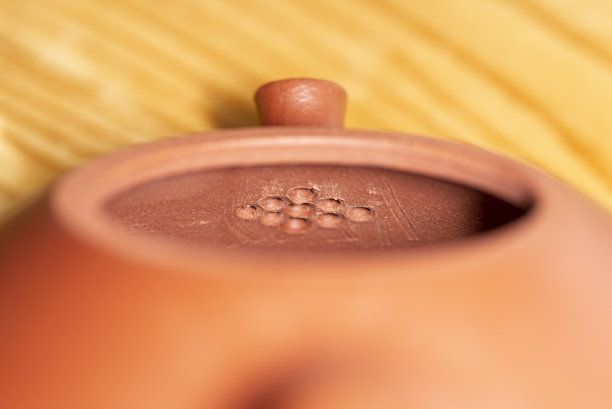 中国宜兴红色陶土茶壶上有小孔，壶嘴内有过滤网图片下载