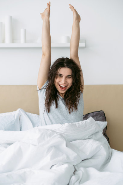 快乐早晨，新鲜开始，热情女人上床图片下载