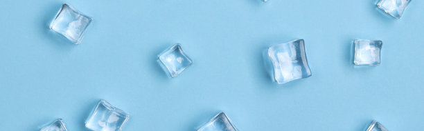 冰块分散在浅蓝色的背景上。图片下载