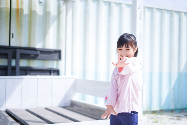 小女孩在度假村玩图片下载