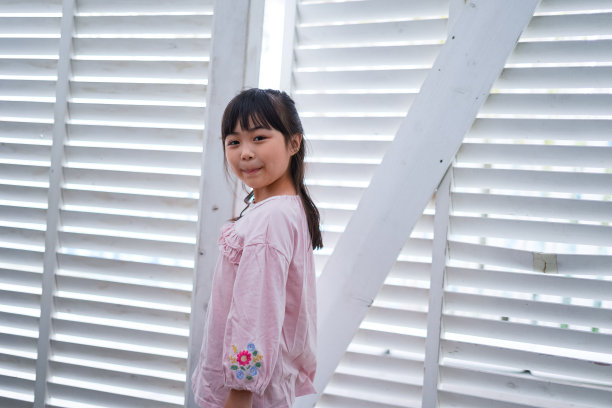 小女孩在度假村玩图片下载