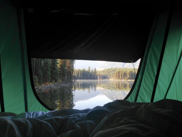 从营地帐篷看湖。图片下载