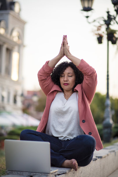 在街上练瑜伽的女商人。图片下载