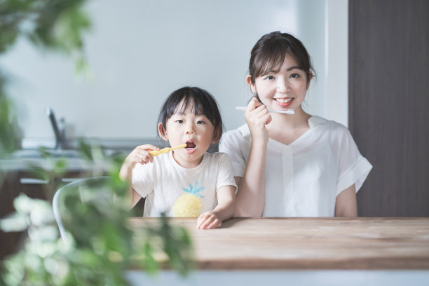 妈妈和女儿在刷牙图片下载