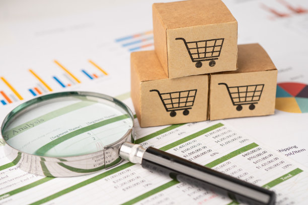 购物车标志上的盒子与放大镜在图形背景。银行账户，投资分析研究数据经济，贸易，进出口运输在线公司概念。图片下载