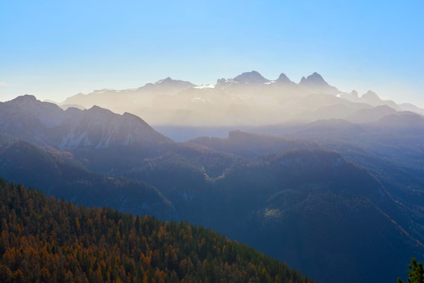 美丽的雾蒙蒙的风景在奥地利阿尔卑斯山和山顶山脉。图片下载