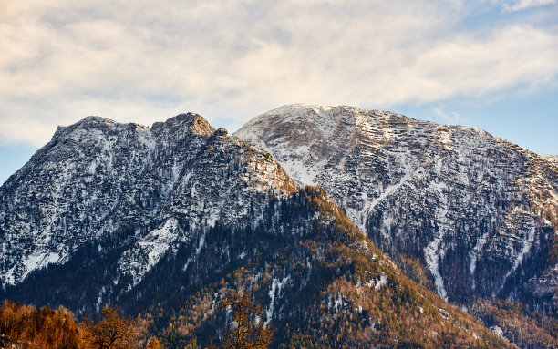 山顶的雪景令人惊叹。这张照片摄于奥地利的冬天。图片下载