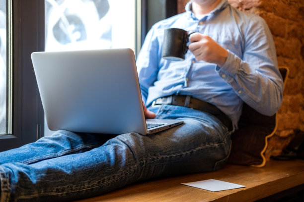 男人在家工作。图片下载