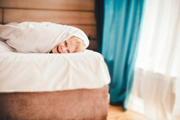 被窝里的男孩图片下载