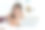 美丽迷人的亚洲年轻女子躺在床上，使用笔记本电脑使用社交媒体和网上购物放松在舒适的卧室在假期，生活方式在家里的概念图片下载