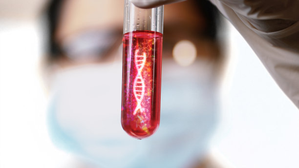 女科学家在实验室的试管中检查DNA的旋转。图片下载