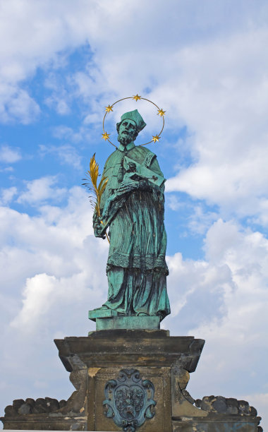 布拉格查尔斯桥上的雕像图片下载