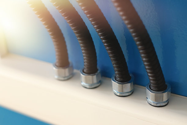 波纹保护装置中的电线通过螺母连接到电缆导管上图片下载