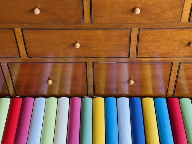 药房柜和一排普通书籍图片下载