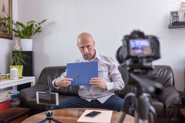 在摄像机前录制在家的视频直播。商业在线影响者对社交媒体的概念。图片下载