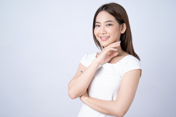 年轻快乐的亚洲女人笑了，孤立在白色的背景上。图片下载