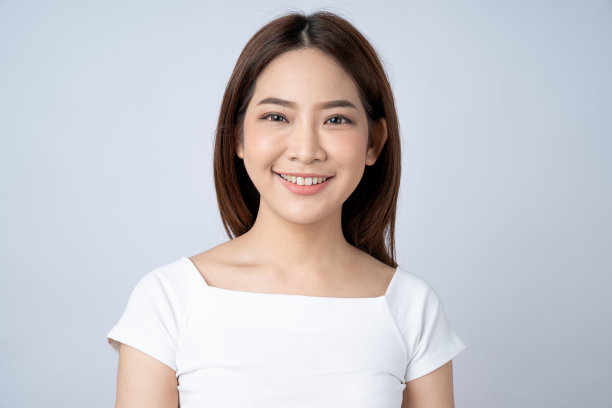 年轻快乐的亚洲女人笑了，孤立在白色的背景上。图片下载