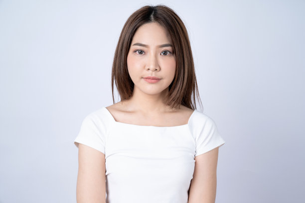 年轻快乐的亚洲女人笑了，孤立在白色的背景上。图片下载