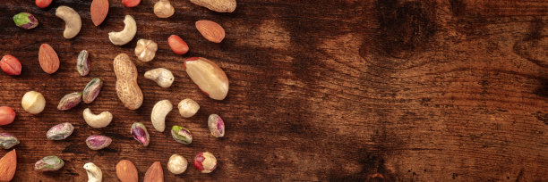 坚果全景与许多不同的坚果，从顶部拍摄在一个乡村背景图片下载