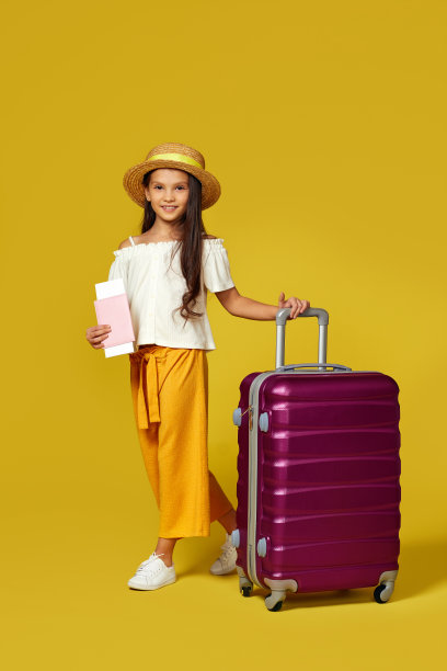 快乐的小女孩戴着帽子和粉红色的手提箱图片下载