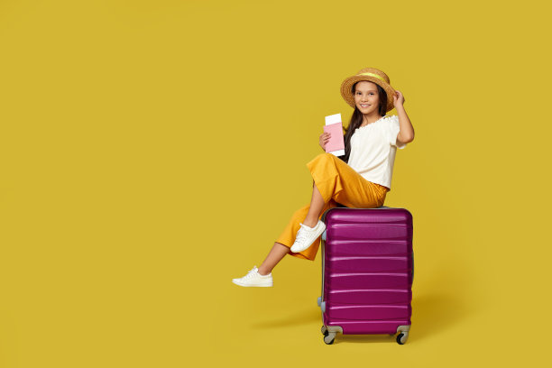 戴着帽子的小女孩，行李上放着护照和票图片下载