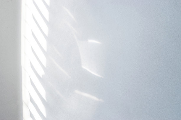 建筑的阴影。日光建筑以光线抽象背景，黑色阴影从窗户覆盖在白色纹理的墙壁上。模型，海报，文具，墙壁艺术，设计展示。图片下载