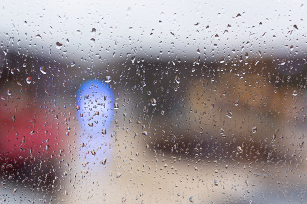 雨点落在玻璃窗上，背景图片下载
