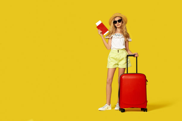 带着红色行李箱、护照和机票旅行的女孩图片下载