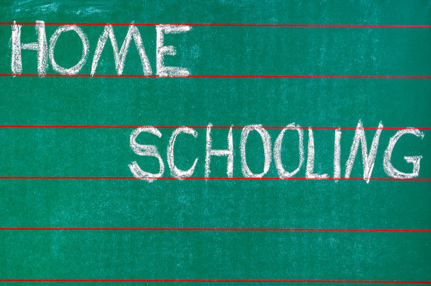 绿色的黑板上写着“家庭教育”作为家庭教育的象征图片下载