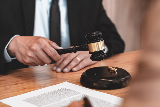 法官用木槌决定婚姻离婚签署文件。律师的概念。图片下载