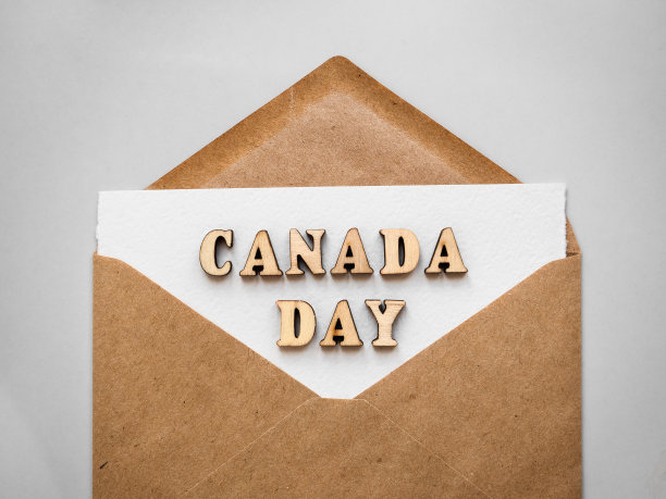 加拿大日快乐。邮政信封。节日的概念图片下载