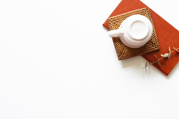 办公室的桌子上。白色背景上的笔记本和杯子。俯视图，复制空间图片下载