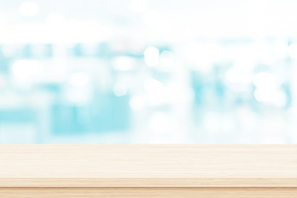 木制桌面与抽象背景模糊从走廊，医院，用作照片蒙太奇商品展示。图片下载