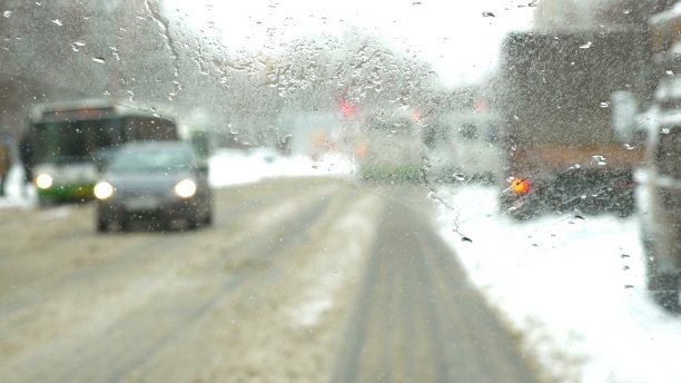 在混乱的城市道路上缓慢行驶图片下载