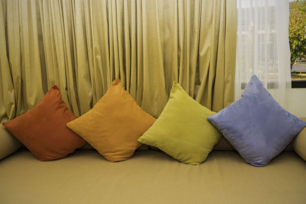 色彩斑斓的靠垫与角落沙发搭配，装饰枕头，塑造自然形象图片下载