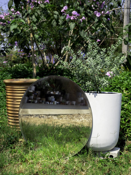 商店里五颜六色的花盆。图片下载