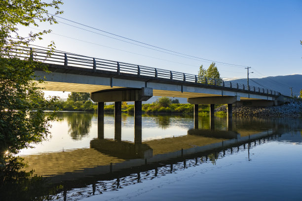 沿着阿卢埃特河的小径图片下载