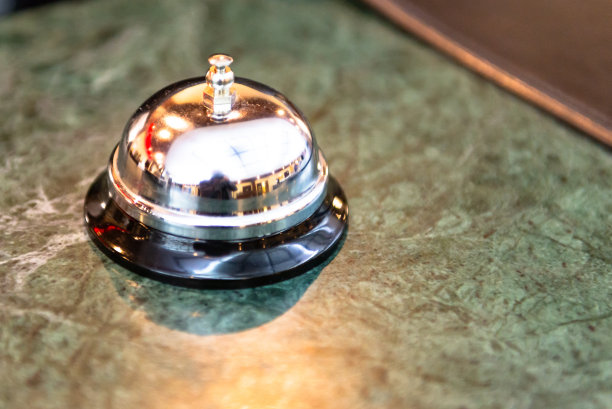 打电话给旅馆服务台图片下载