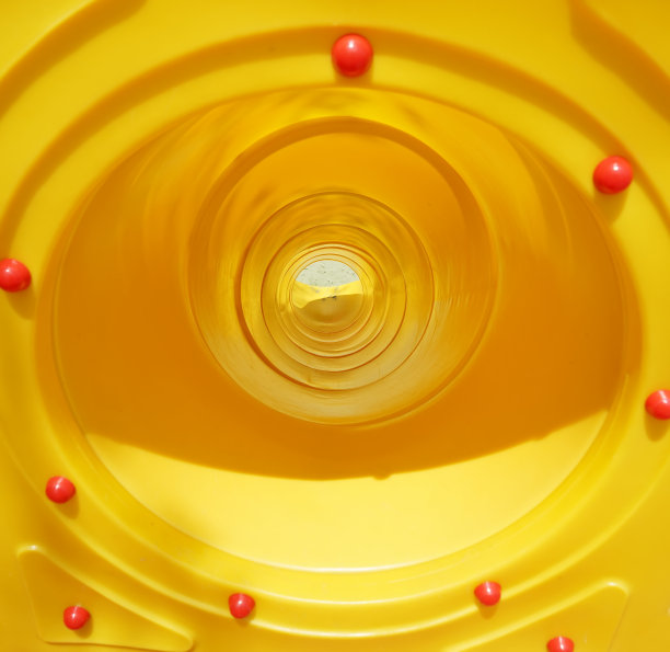 公园里五颜六色的圆形滑梯图片下载