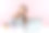 爱做梦、体贴的女办公室职员坐在工作场所，拿着笔记本电脑，在记事本上思考和做笔记，与客户通电话图片下载