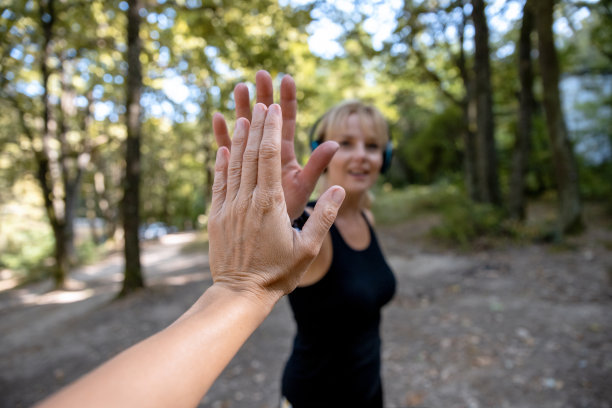 距离手颤抖图片下载