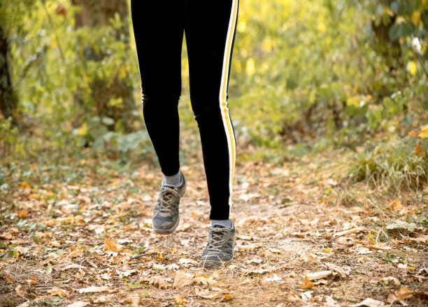 在树林里慢跑时，女人的腿会缩起来图片下载