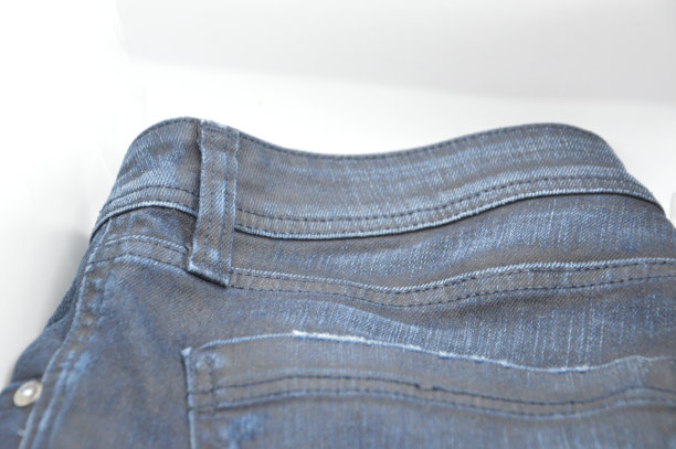 穿脚用布料的牛仔裤图片下载