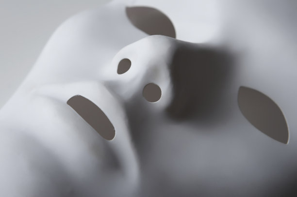 在白色背景上的白色隔离面具图片下载