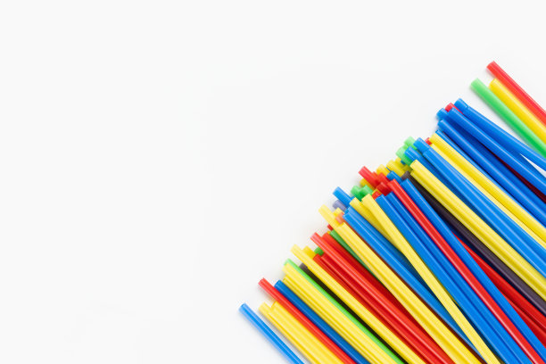 白色背景的塑料吸管，环保理念图片下载