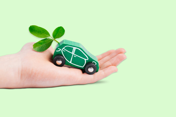 环保交通理念。电动汽车和保险概念，象征着投资替代燃料解决方案的必要性。图片下载