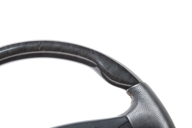 备件和内饰的汽车方向盘与皮革和木制装饰和按钮与安全气囊在一个白色孤立的背景。汽车服务行业。目录的垃圾场。图片下载