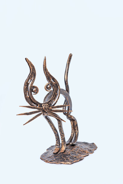 金属锻造桌子雕像的形式一只猫在一个白色的背景图片下载