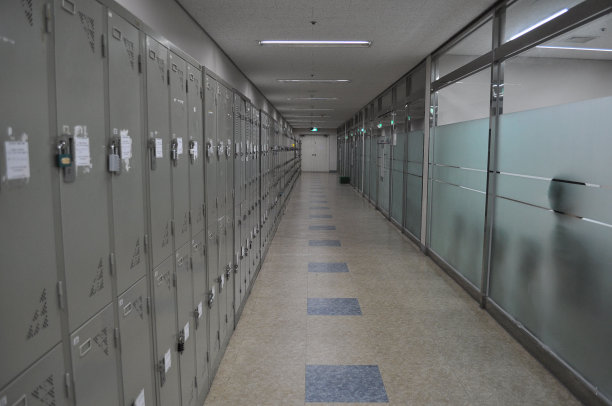 一个空旷的校园图片下载